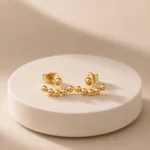 Cercei stud aurii cu design geometric din biluțe