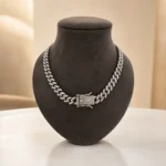 Colier statement argintiu cu zale Cuban și cristale rhinestone