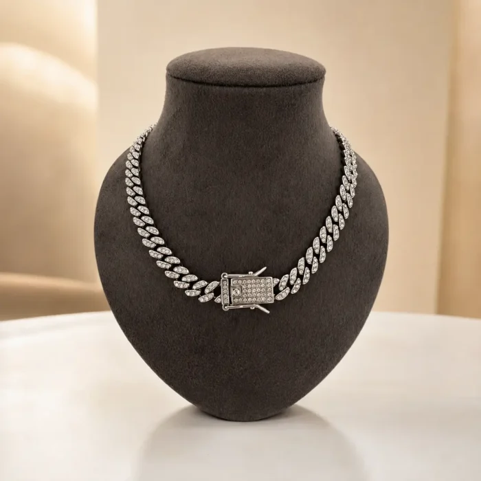 Colier statement argintiu cu zale Cuban și cristale rhinestone
