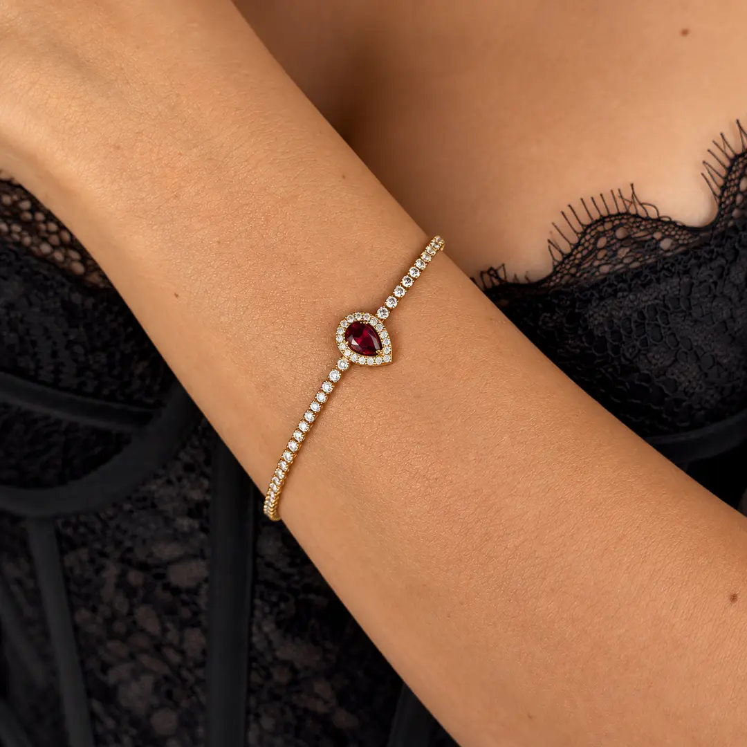 Brățară Tennis Vampire Tear placată cu Aur 18K purtată la mână
