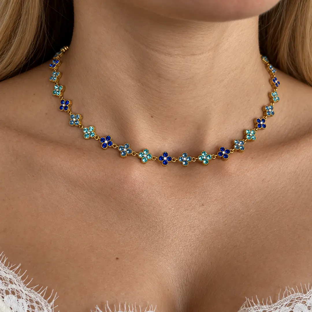 Colier cu trifoi Lucky Clover Blue Gold placat cu aur purtat la gât pentru femei